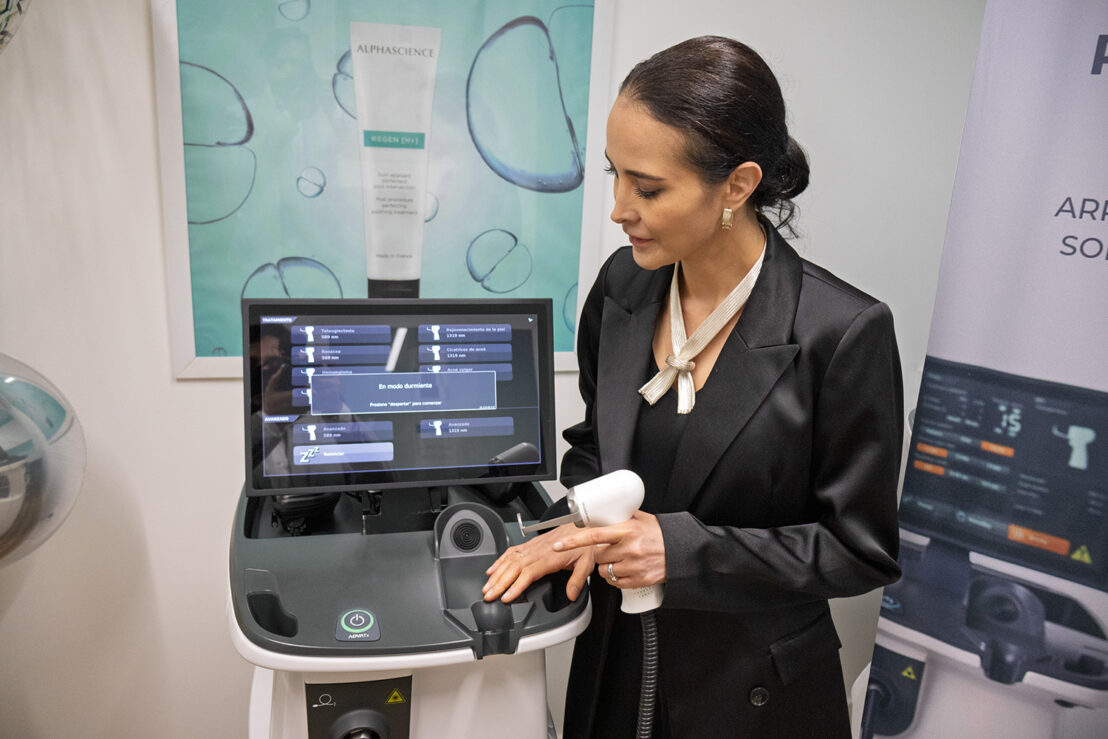 Doctora Cynthia Mendoza haciendo una demostración del equipo AdvaTx