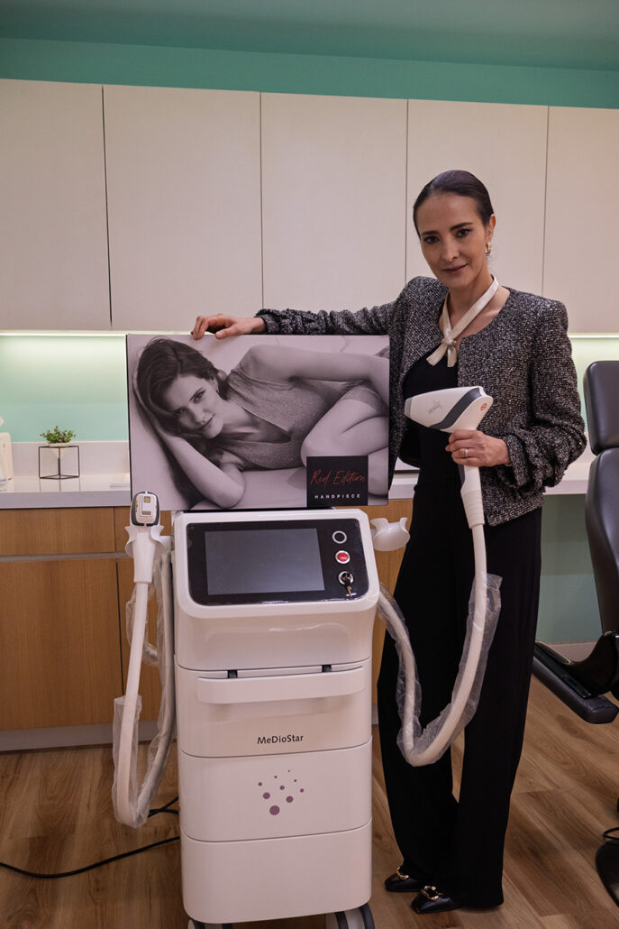 Doctora Cynthia Mendoza haciendo una demostración del equipo Medio Star Monolith