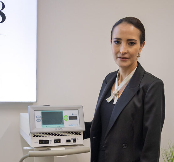 Doctora Cynthia con el equipo para realizar Pelleve